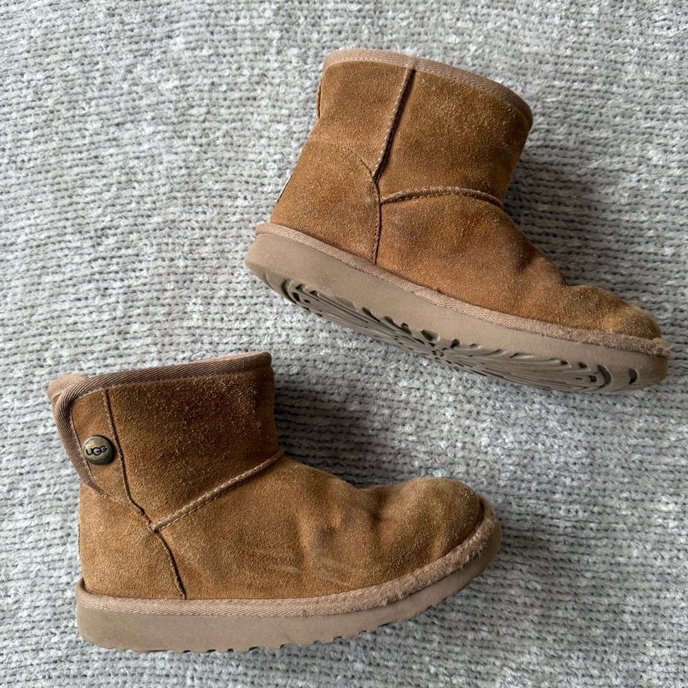 UGG‎ Girls Classic Short Chestnut Suede Shearling Boots Size 1